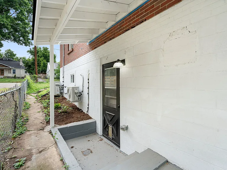 1036 Seymour Ave #B — Photo 34