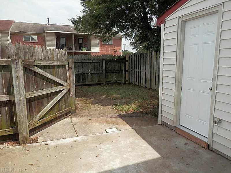 3 bed, 2.5 bath, 1900 sqft, $2,300 — Photo 4