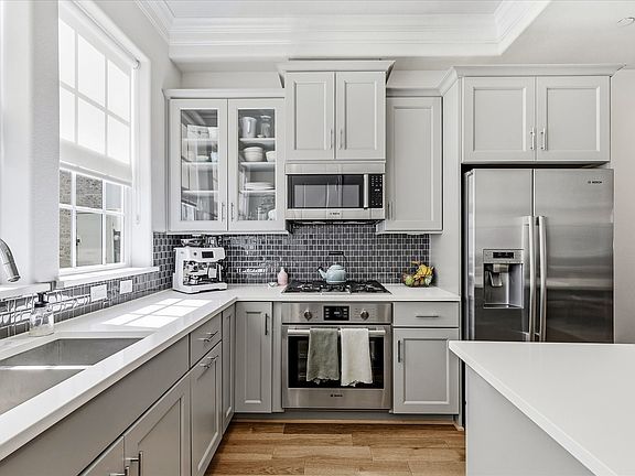 4th image of 7333 Valley View Ln #702