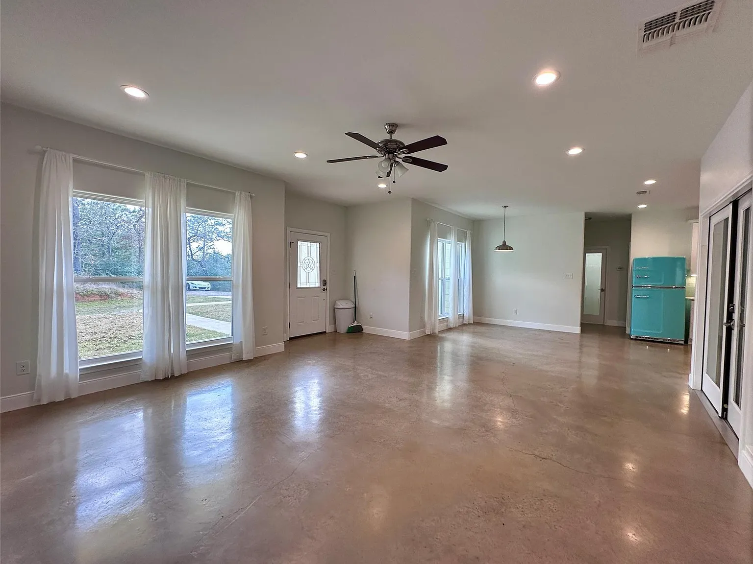 3 bed, 2.0 bath, 2633 sqft, $2,750 — Photo 4