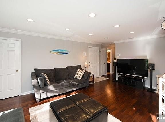 4th image of 11 S Maple Ave #B