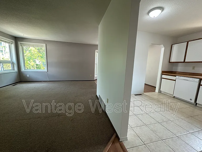 723A Stockwell Ave — Photo 5