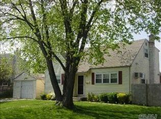 27 Pratt St, West Babylon, NY 11704