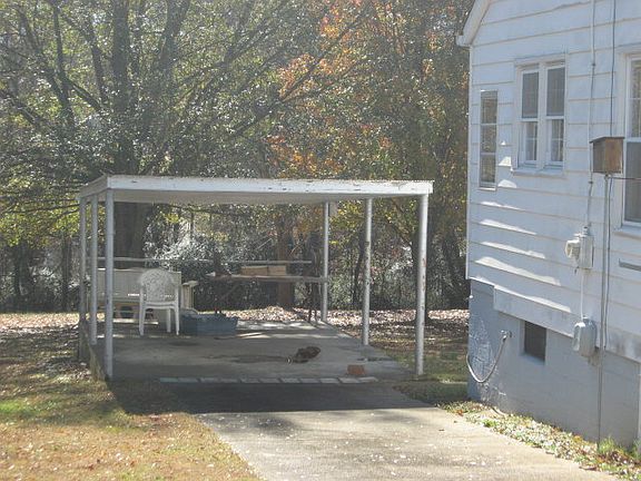 4th image of 189 Hamlin Ave