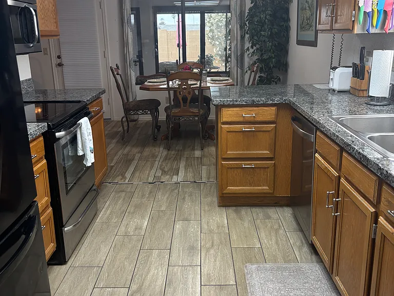 526 S 76th Pl — Photo 5