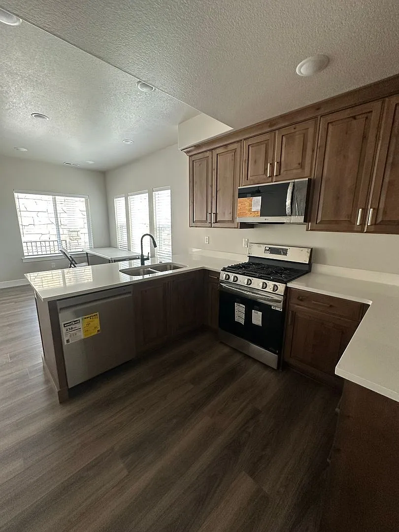 Special Deal: Get 2 Weeks Rent Free! 3 Bed, 3 Bath Townhome for Rent in Layton — Photo 2