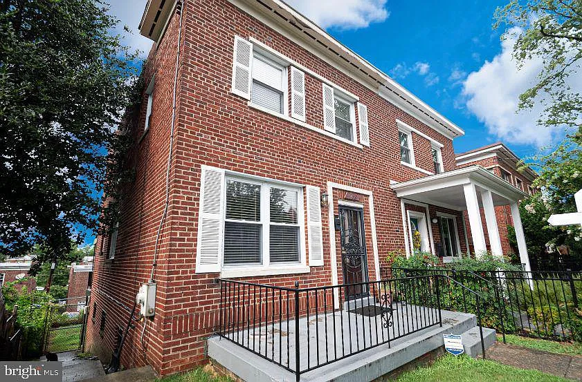Building Photo - 719 Oneida Pl NW