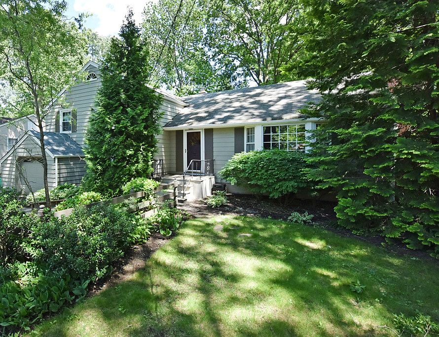 1st image of 102 Canterbury Dr