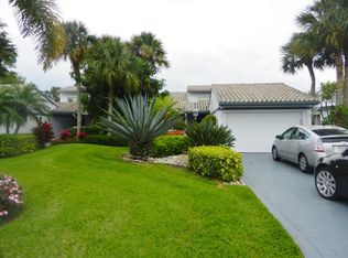 4 Cambridge Dr, Boynton Beach, FL 33436
