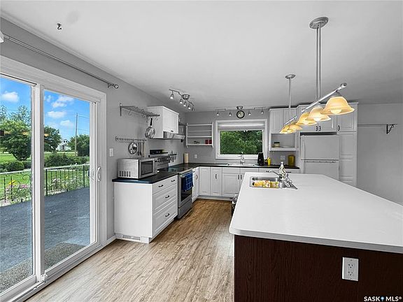 3rd image of 207 3rd AVENUE E