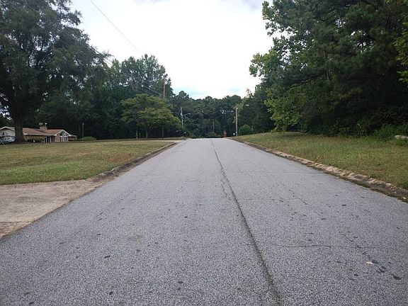 4th image of 2211 Carriage Dr