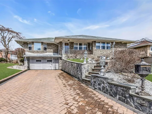 170 Old Courthouse Road, Manhasset Hills, NY 11040