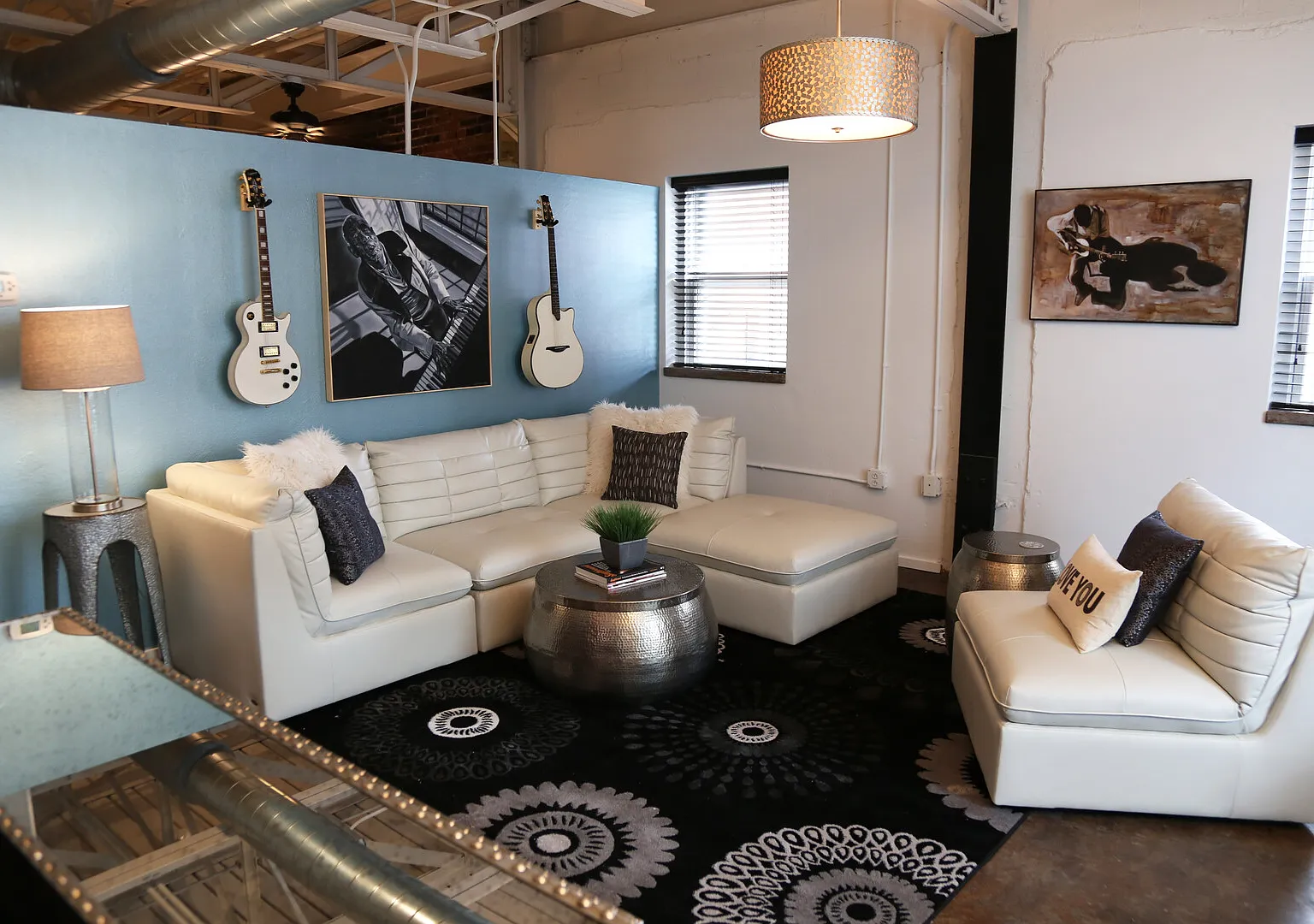 Fully furnished 2BR/1.5BA loft in the heart of Printer's Alley — Photo 1