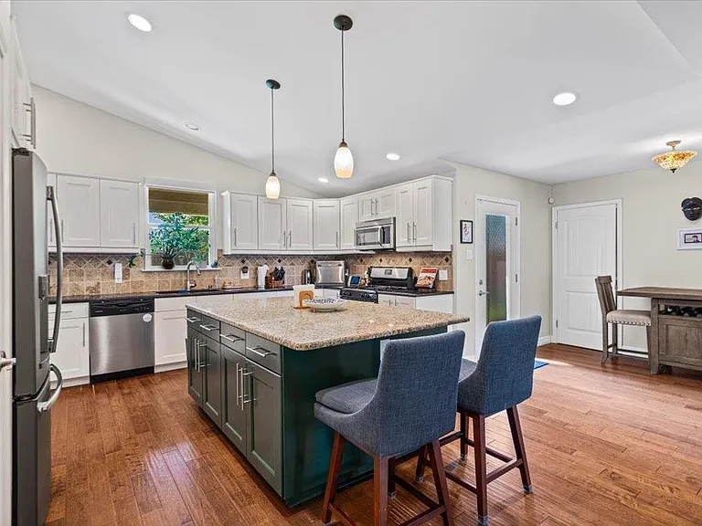 8514 Burrell Dr — Photo 6
