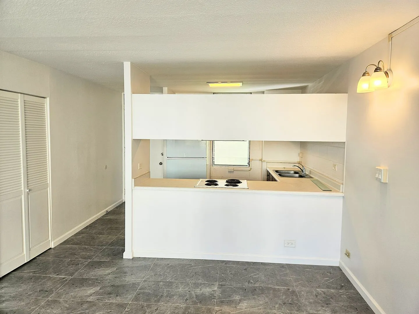 Salt Lake Likini West 1 Bedroom 1 Bathroom 1 Parking Condominium — Photo 3