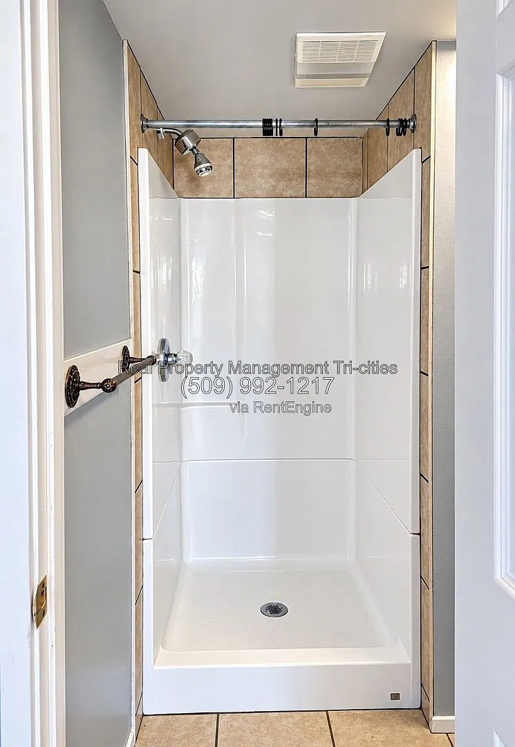 Studio, 1.0 bath, 350 sqft, $895 — Photo 4