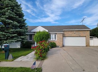 1 Sands Ln #1, Lindenhurst, NY 11757