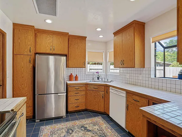 832 Eureka Ave — Photo 9