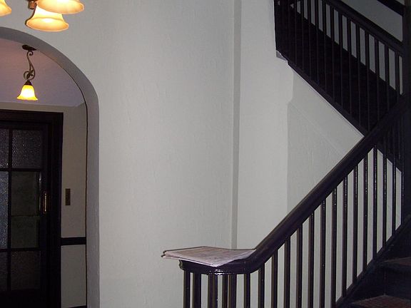 1311 Chicago Ave Vestibule