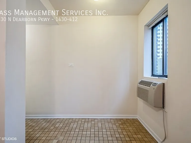 1430 N Dearborn Pkwy — Photo 29
