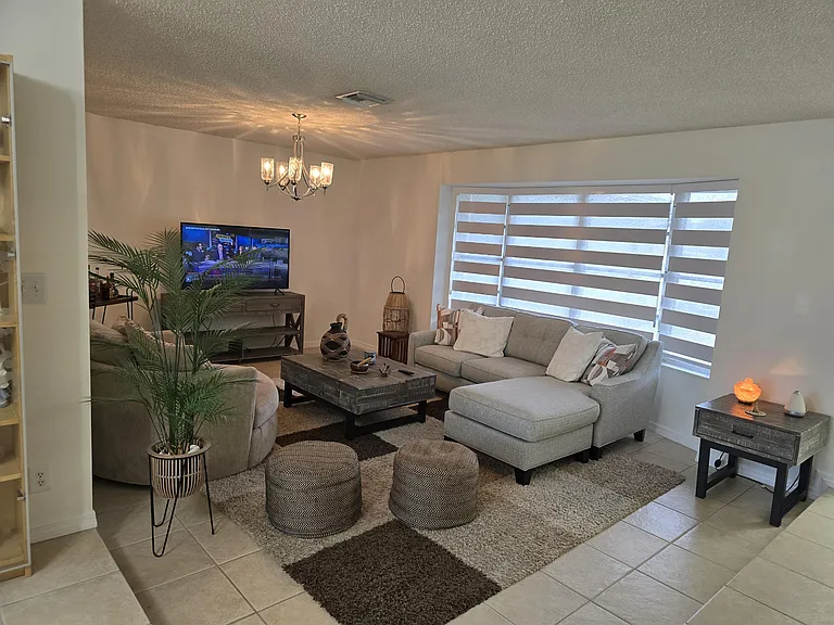 939 Hibiscus Dr — Photo 3