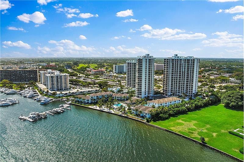 1st image of 120 Water Club Ct N