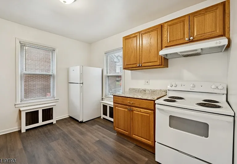 289 Hilton Ave — Photo 9