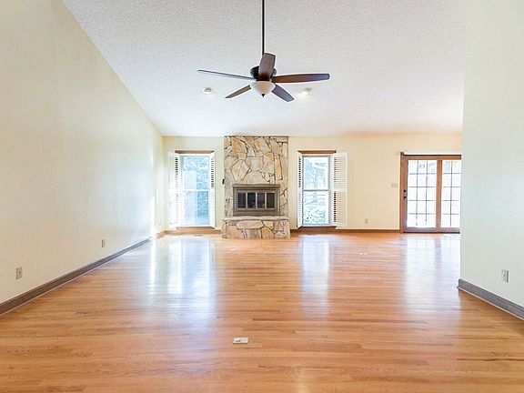 3rd image of 2249 Londonderry Dr