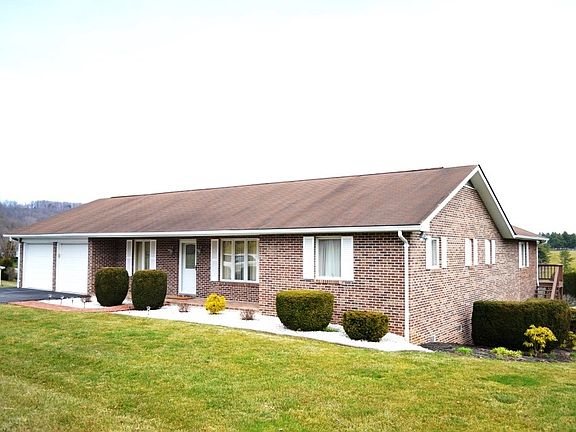 2nd image of 390 Arrow Ln