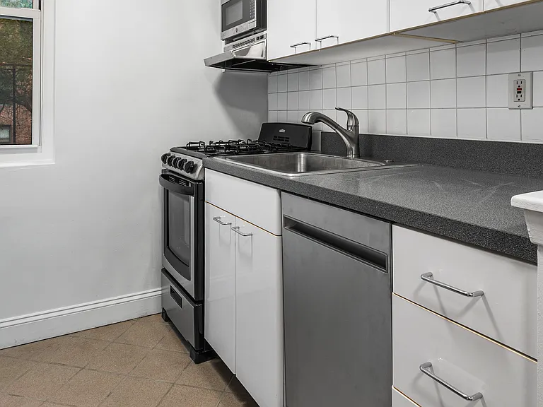 360 W 55th St #4C — Photo 4
