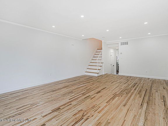 4th image of 33 Ludwig Ln