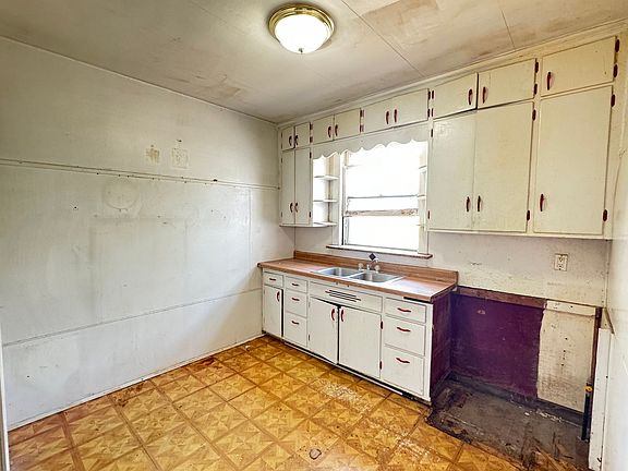 3rd image of 2549 N Mont Clare Ave