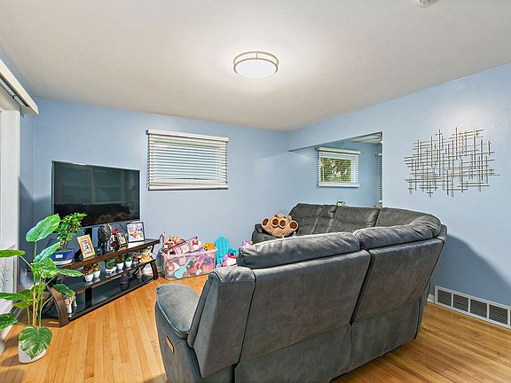 3rd image of 140 Skyline Dr