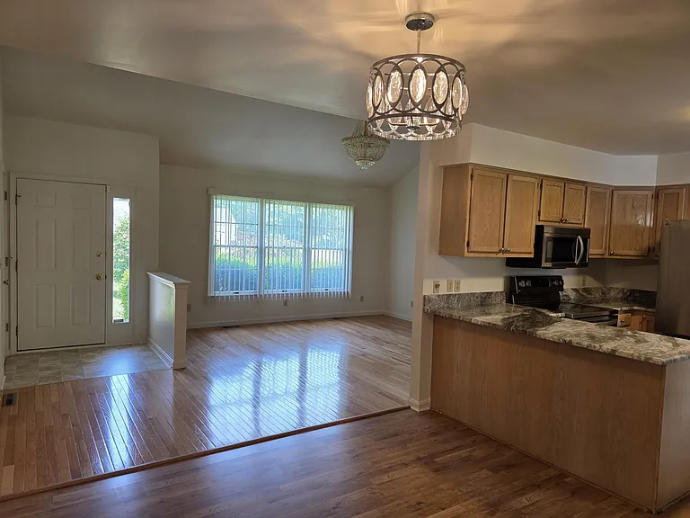 6300 White Cove Dr — Photo 2
