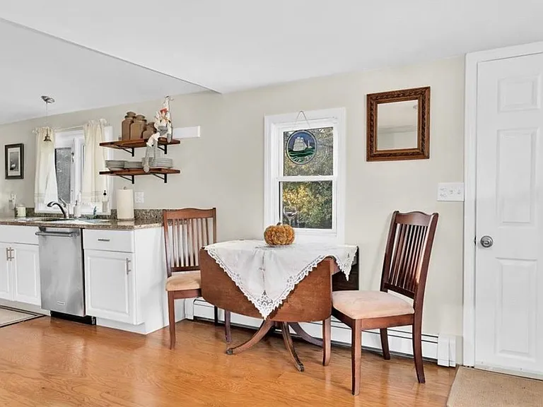 2BED2BATH HOME - DINING ROOM