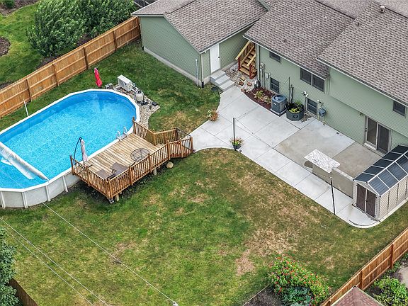 3rd image of 806 Hickory Dr
