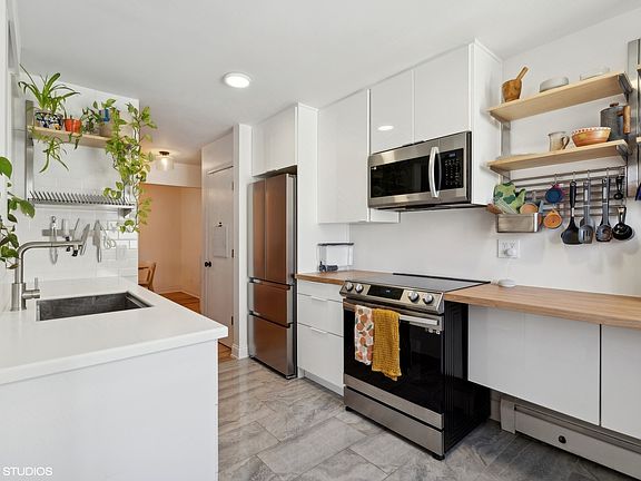 5th image of 1432 W Rosemont Ave APT 3N