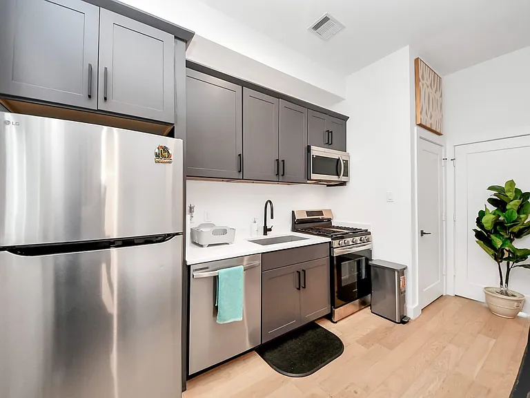 1104 Palmer St — Photo 13