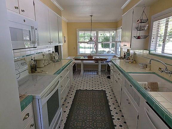 Kitchen (original 1940's)