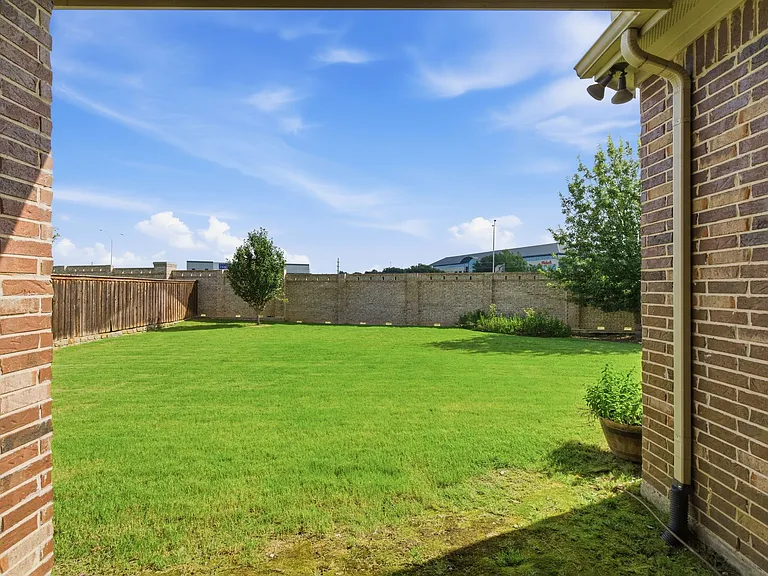 7452 Reverchon Dr — Photo 35