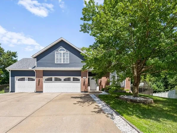 300 SW Horseplay Dr, Oak Grove, MO 64075