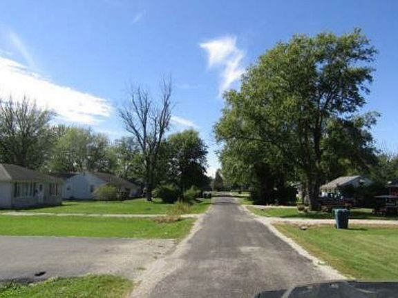 Exterior Neighborhood (street photo)