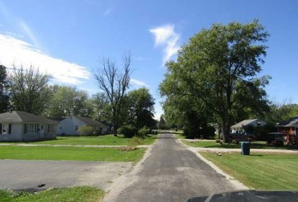 Exterior Neighborhood (street photo)