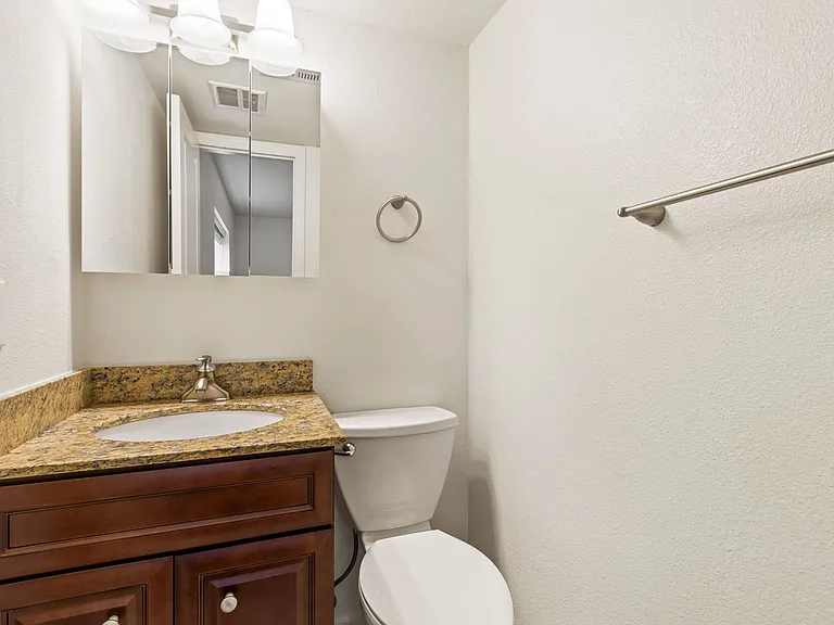 Lakemont Apartments — Photo 42