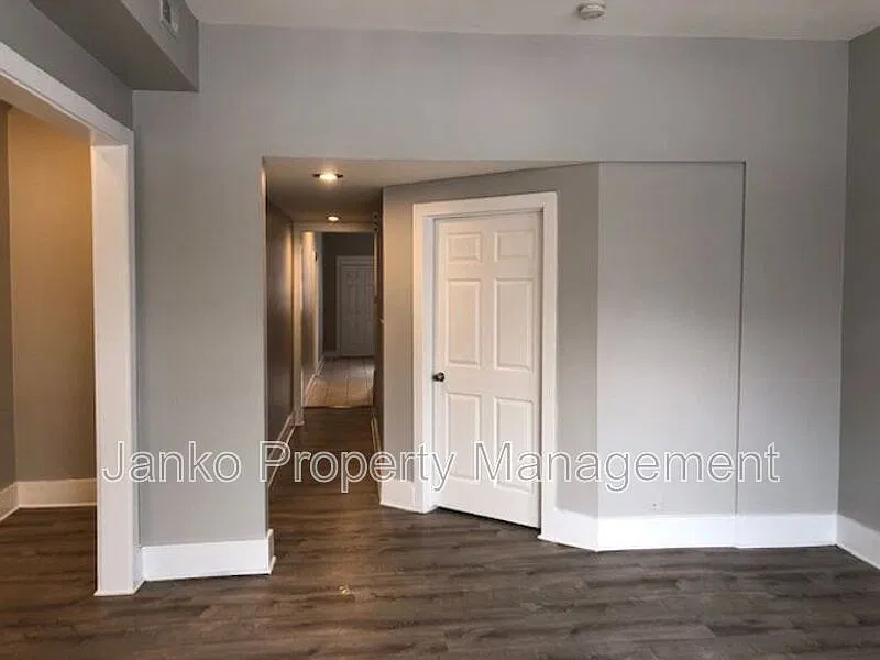 4 bed, 1.0 bath, $1,700 — Photo 2