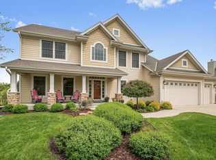 W76N766 Harvest Ln, Cedarburg, WI 53012