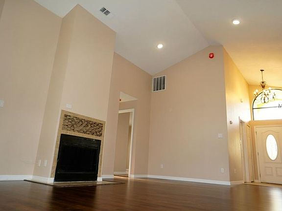 3rd image of 109 Lakebreeze Cir