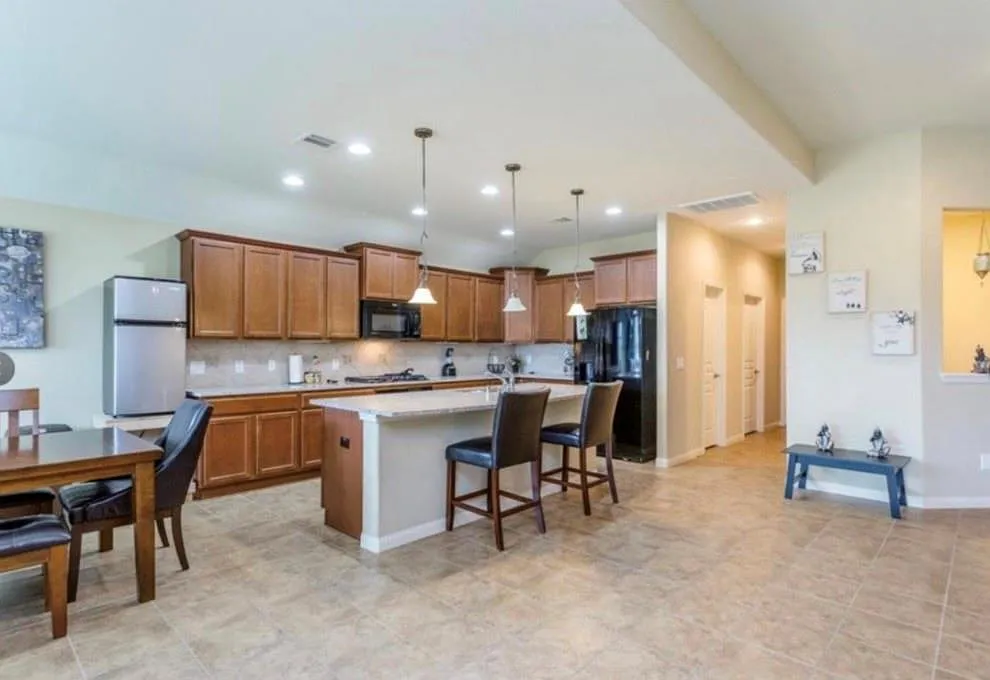 3 bed, 3.0 bath, 2598 sqft, $2,600 — Photo 3