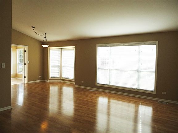 3rd image of 546 Lakeview Dr