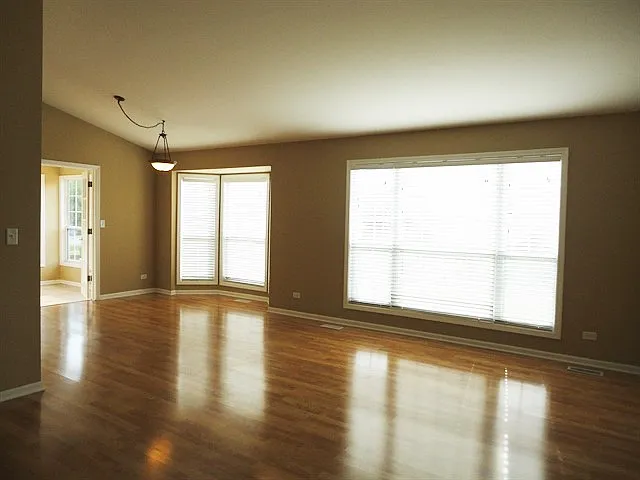 546 Lakeview Dr — Photo 3